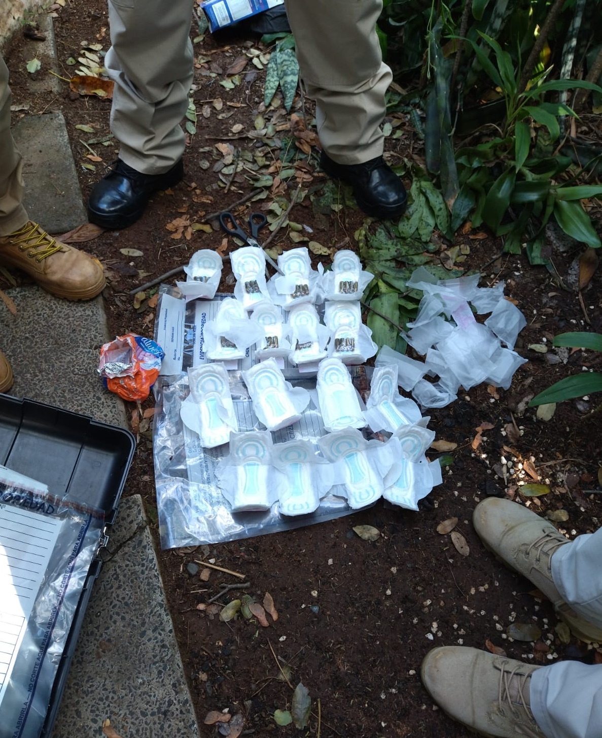 Paquetes de municiones hallados por agentes de la Policía. Foto: gentileza.