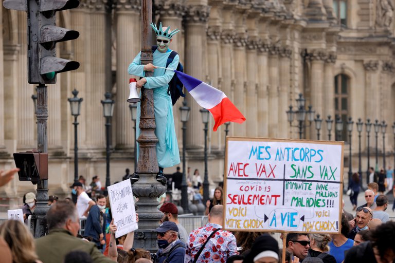 Tras las nuevas medidas implantadas por Macron, franceses salen a protestar. Foto: gentileza.