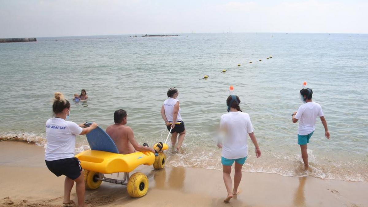 Barcelona: ayudan a personas con discapacidad a disfrutar de la playa