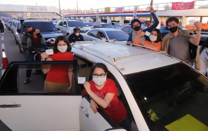 Masiva concurrencia en vacunatorios en segunda día de inmunización a mayores de 20 años. Foto: MSP.