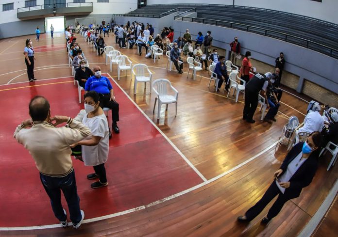 Continúa la jornada de vacunación anticovid con segunda dosis. Foto: Agencia IP.