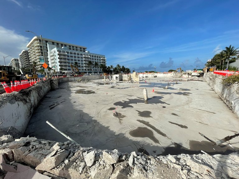 A un mes de la tragedia en Miami, bomberos finalizan labores en el lugar del derrumbe. Foto: Reuters.