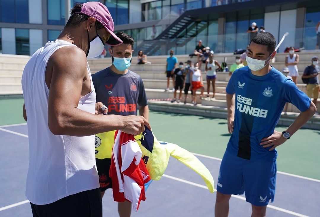 Miguel Almirón regaló una camiseta de la Albirroja a Rafael Nadal. Foto: Instagram.