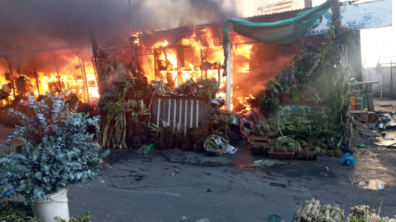 Se registró un incendio de gran magnitud en el “Paseo de los Yuyos” del Mercado 4. Foto: gentileza.