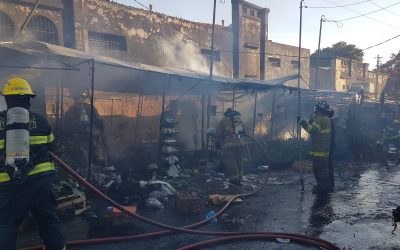 Se registró un incendio de gran magnitud en el “Paseo de los Yuyos” del Mercado 4