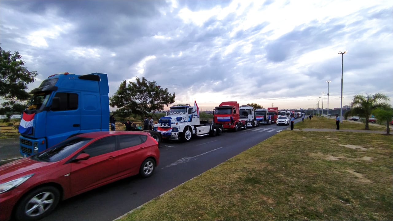 Camioneros marchando en la Costanera de Asunción. Foto: Osmar Henry, cronista de Unicanal.