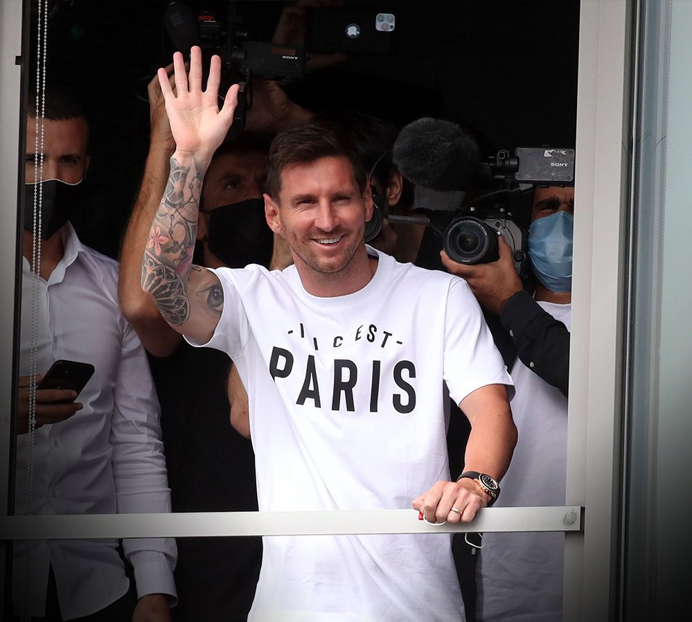 Lionel Messi arribó a suelo parisino este martes para oficializar su traspaso al PSG. Foto: gentileza.