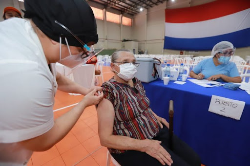 Un millón de personas ya recibieron las dosis dosis anticovid en Paraguay. Foto: Salud.