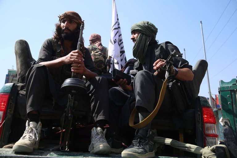 Combatientes talibanes patrullan en Jalalabad. Foto: Infobae.