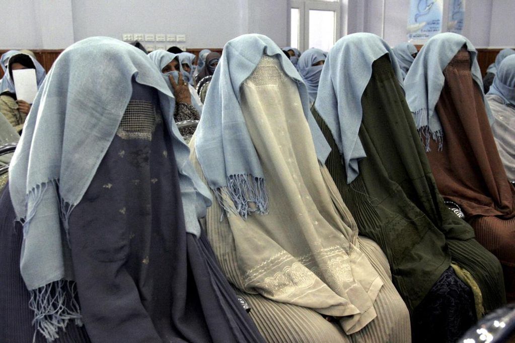 Las afganas tienen completamente prohibido mostrar alguna parte de su cuerpo.