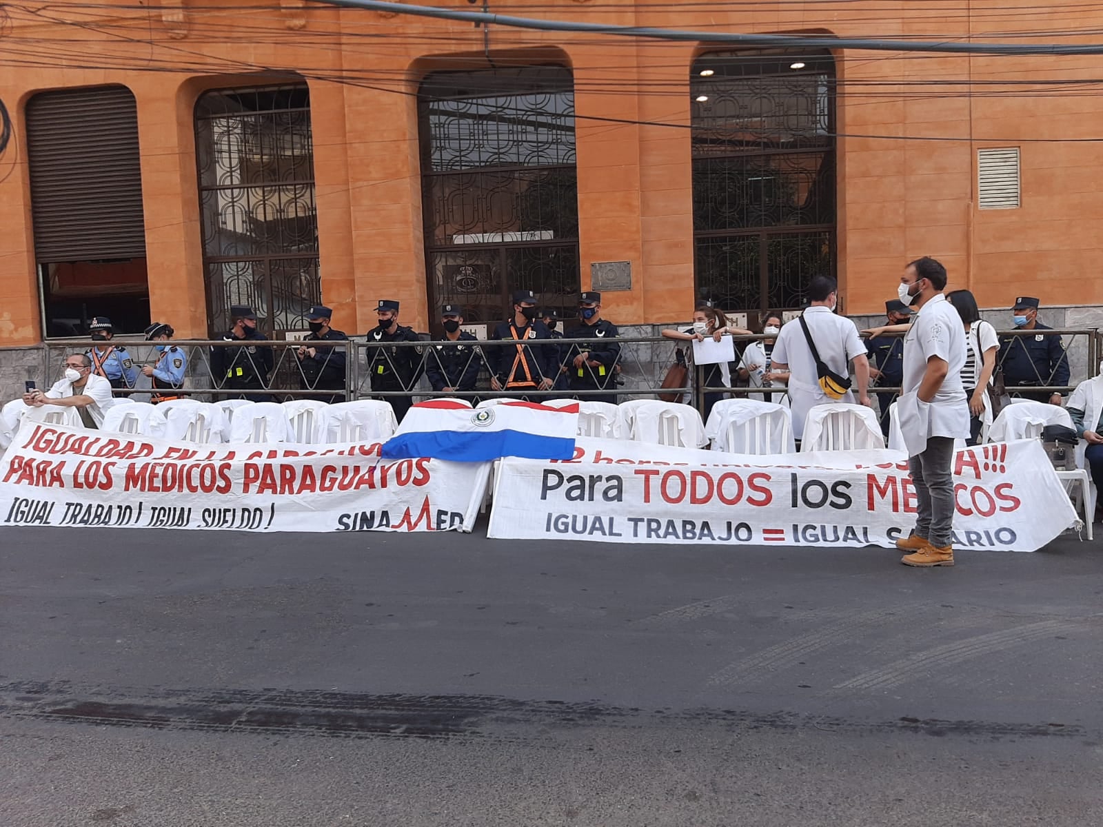 Marcha de médicos en la capital del país. Foto: Sinamed.