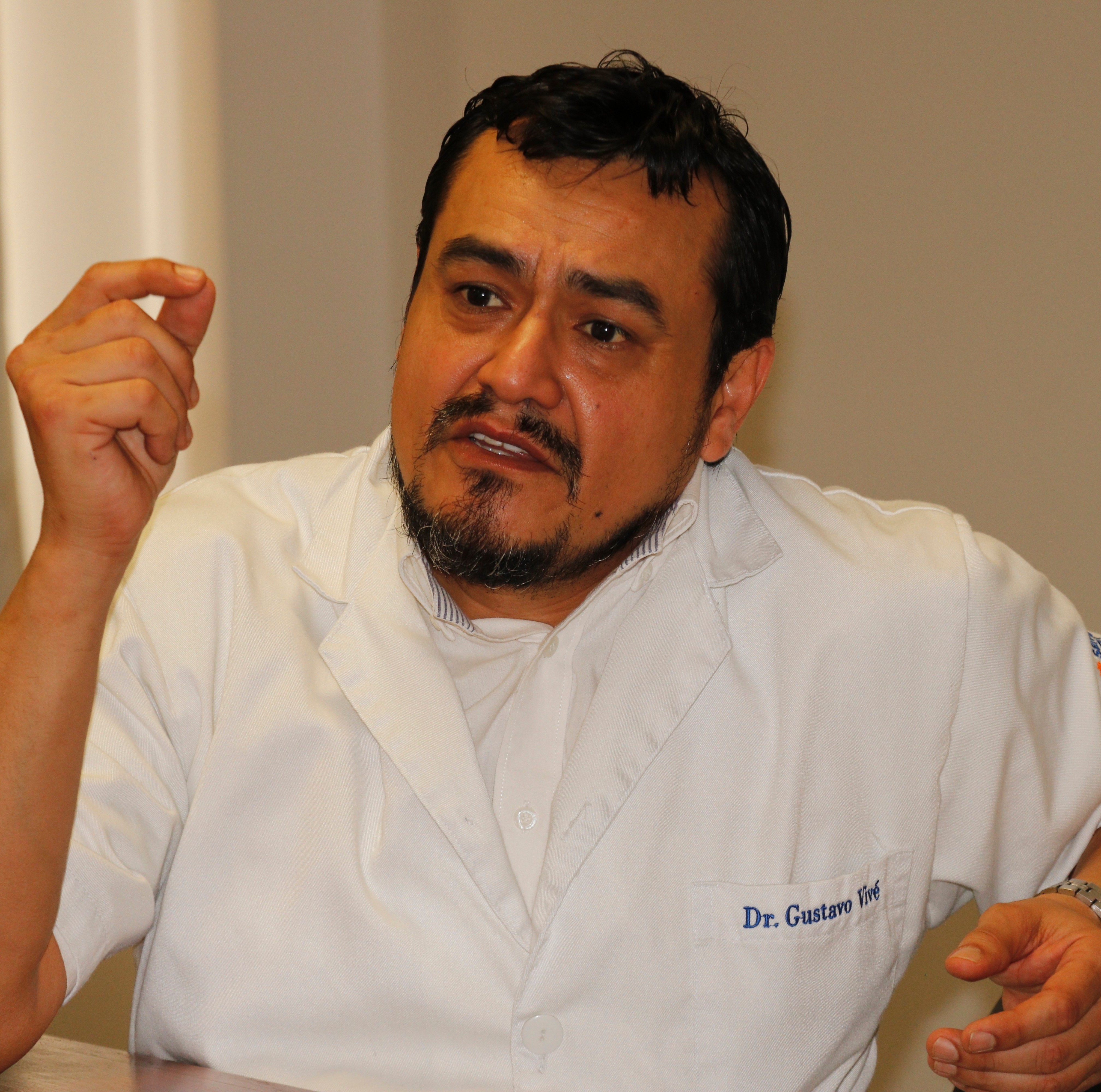 el Dr. Vivé, jefe de la Unidad de Cirugía de Mano