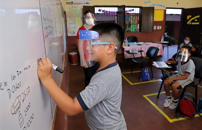 El 80% de estudiantes que culminan sus ciclos escolares este año, regresaron a las aulas. Foto: Agencia IP.