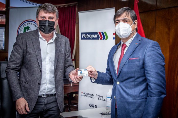 Presidente de Petropar, Denis Lichi, y el titular del IPS, Vicente Bataglia. Foto: Petropar.