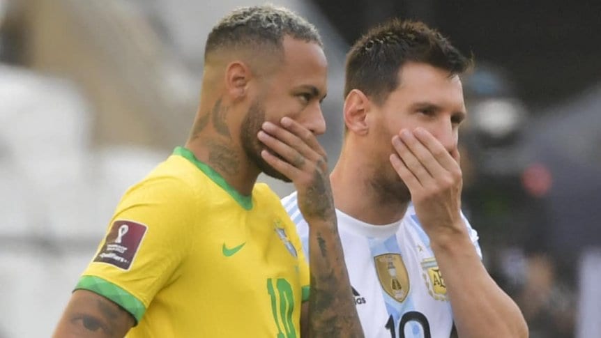 Neymar Jr y Lionel Messi esperando la decisión del juez. Foto: Marca.