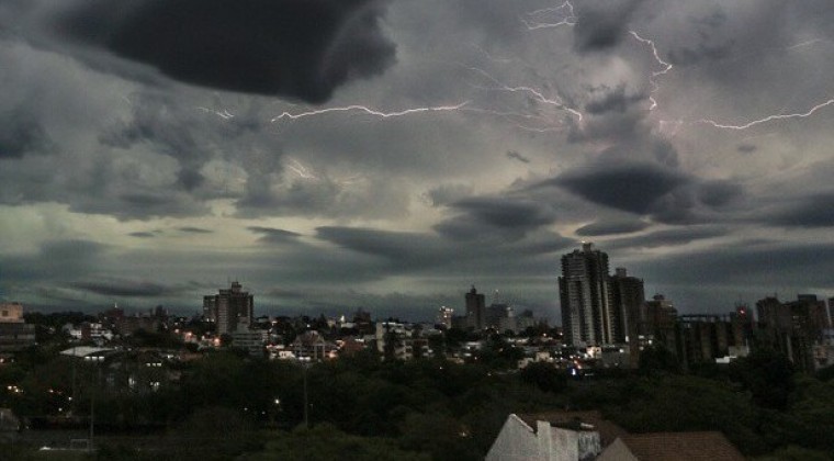 Tormentas registradas en horas de la noche, produjeron el corte del servicio de energía eléctrica en varias zonas del país. Foto: Agencia IP.