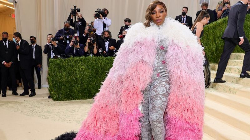 Serena Williams llamó la atención con un mono de Gucci debajo de una capa de plumas hasta el suelo. Foto: Getty Images.