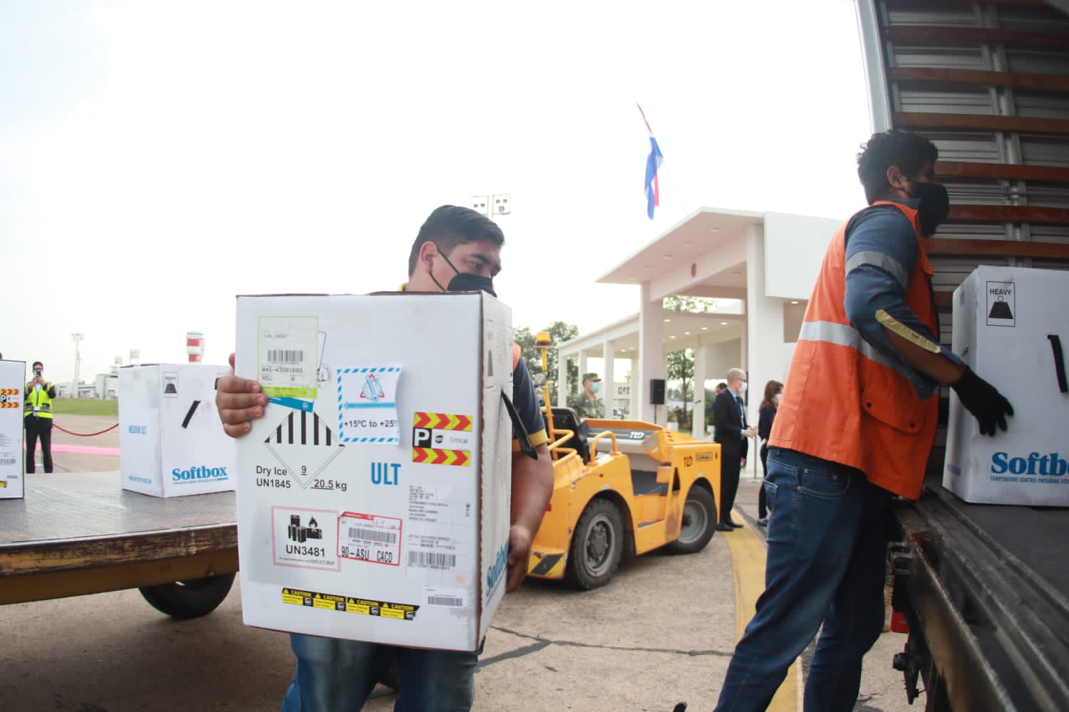 Lote de 44.460 dosis de Pfizer arribó al país. Foto: Ministerio de Salud.