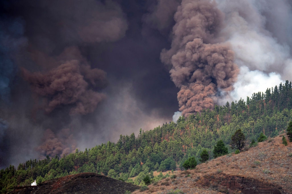 Tras 50 años de inactividad, entró en erupción volcán de la Cumbre Vieja de España