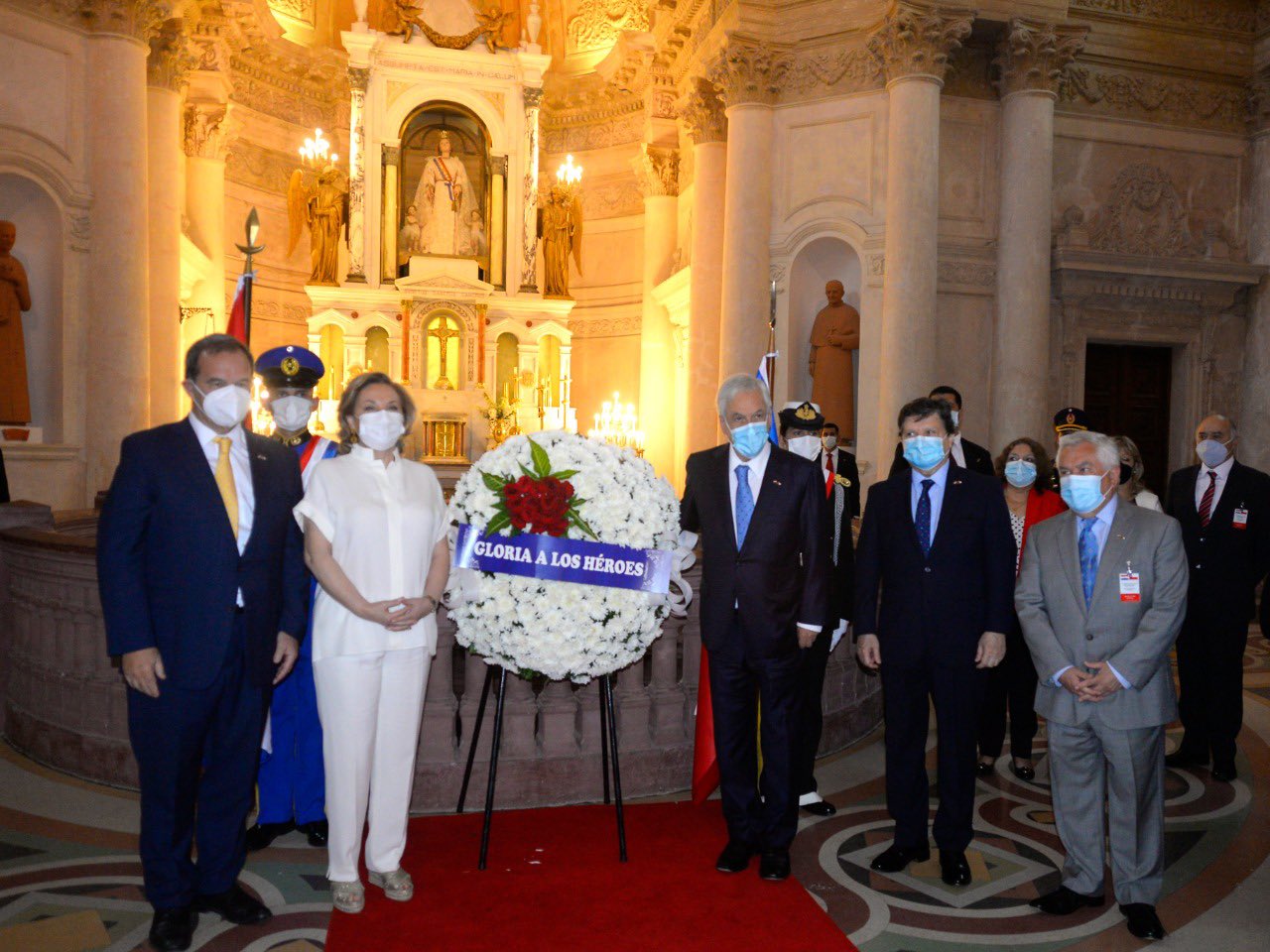 Pareja presidencial de Chile en el Panteón Nacional de los Héroes.