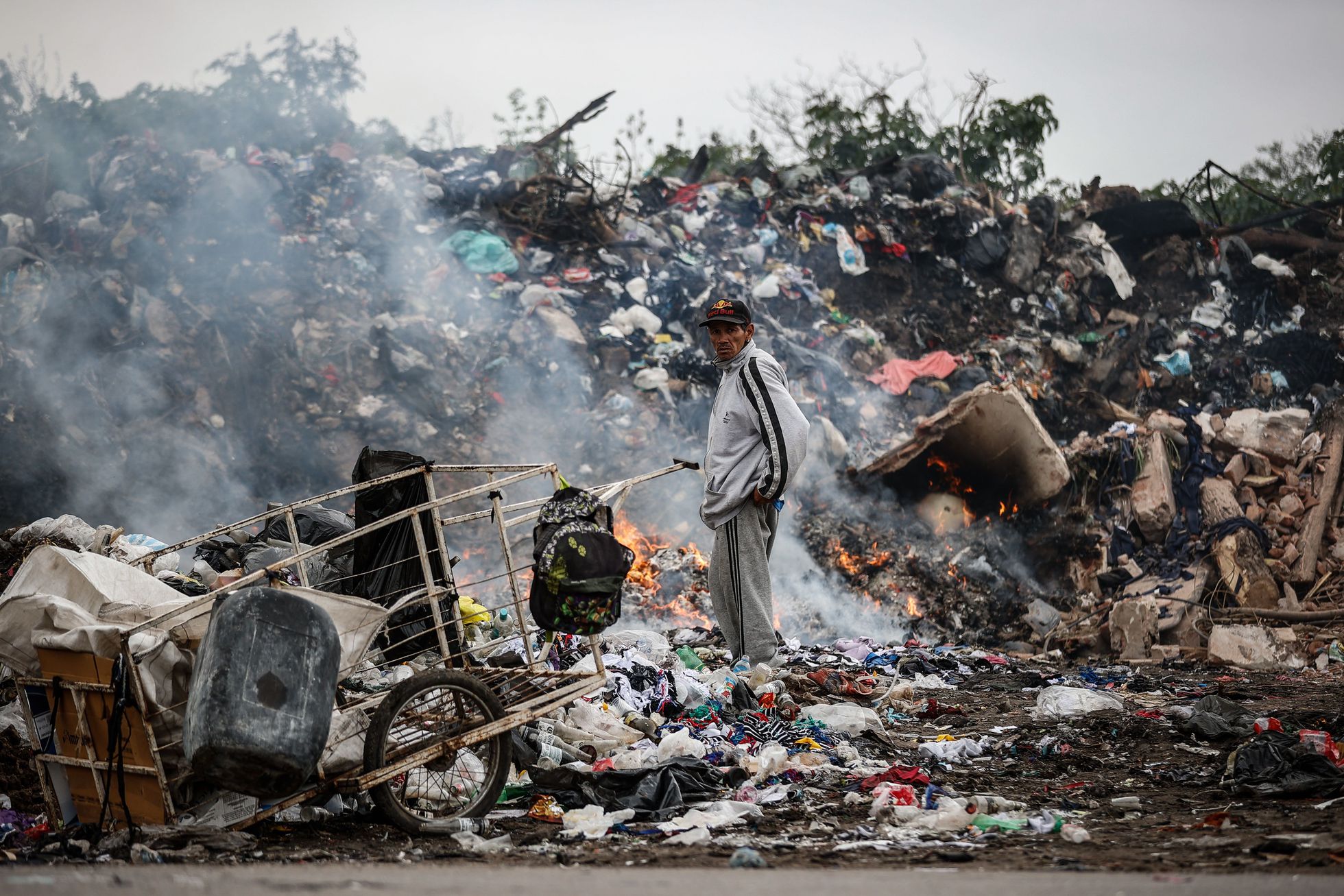 Un hombre rebuscandose entre la basura en algún barrio de Buenos Aires. Foto: EFE.
