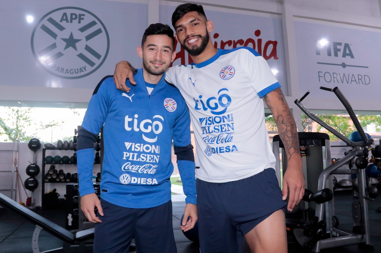 Mathias Villasanti y Omar Alderete jugadores de la Selección Paraguaya. Foto: APF.