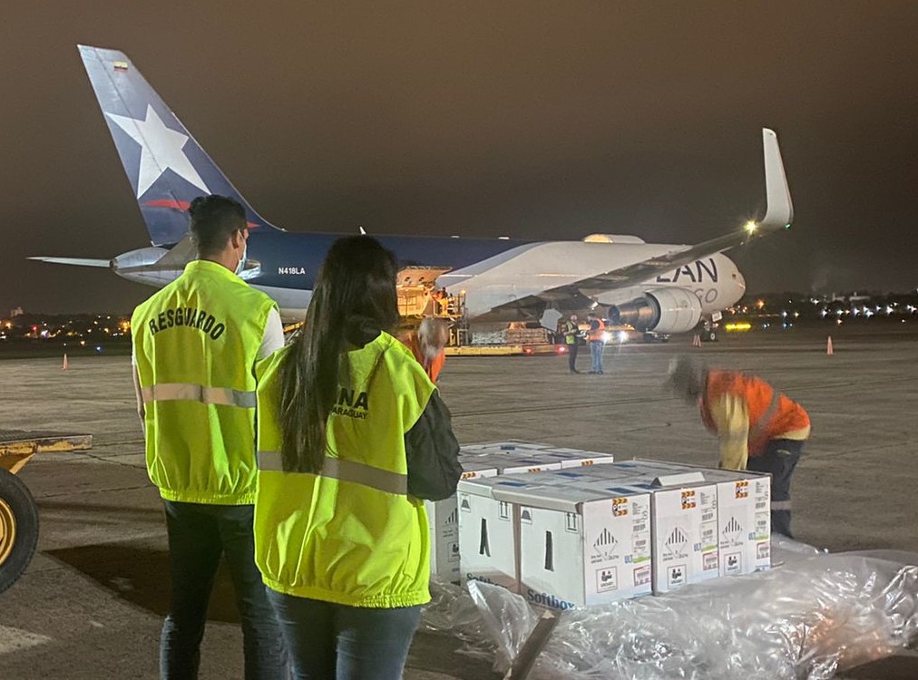 Más de 80 mil dosis de la Pfizer arribaron al país. Foto: Aduana.