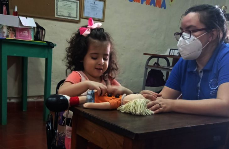 Nerea, hija de Mónica Paredes, recibiendo el servicio de desarrollo motriz. Foto: gentileza.