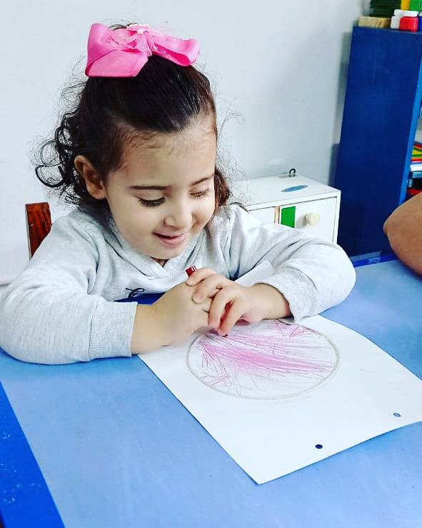 Nerea, hija de Mónica Paredes, recibiendo el servicio de desarrollo motriz. Foto: gentileza.