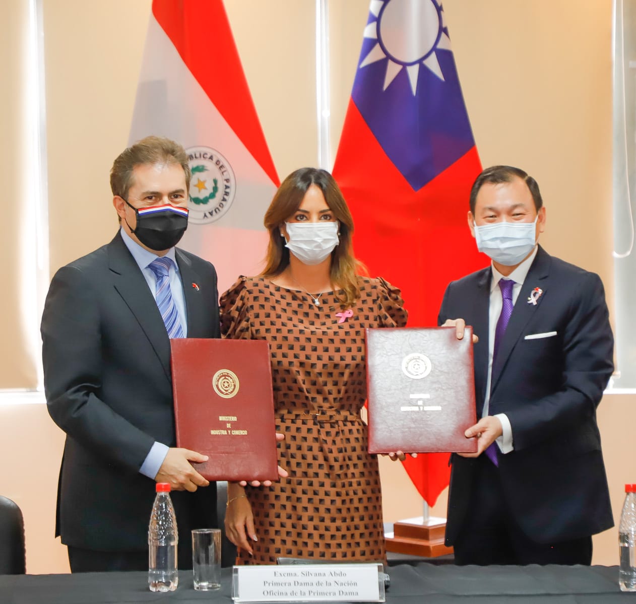 por José Chih Cheng Han, embajador de Taiwán en Paraguay, Luis Castiglioni, ministro del MIC y Silvana Abdo.