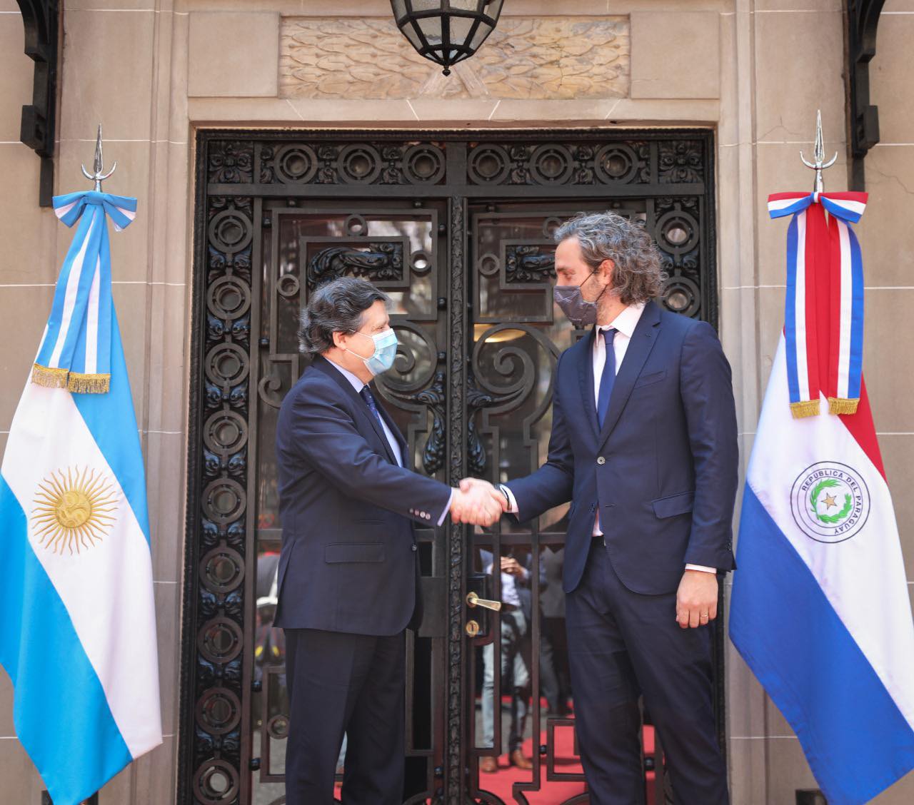 Los cancilleres de Argentina y Paraguay, Santiago Cafiero y Euclides Acevedo respectivamente, ayer durante la reunión que mantuvieron en el país vecino. Foto: MRE.