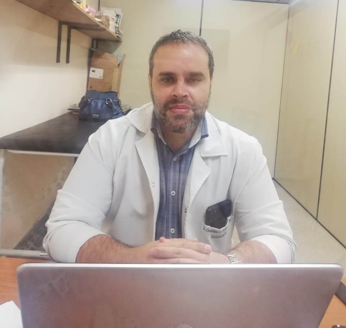 Dr. Geraldino Godoy, neurólogo del Departamento de Neurología del Hospital de Clínicas