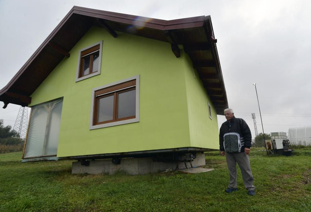 Construyó una casa giratoria para que su esposa disfrute mejor el paisaje