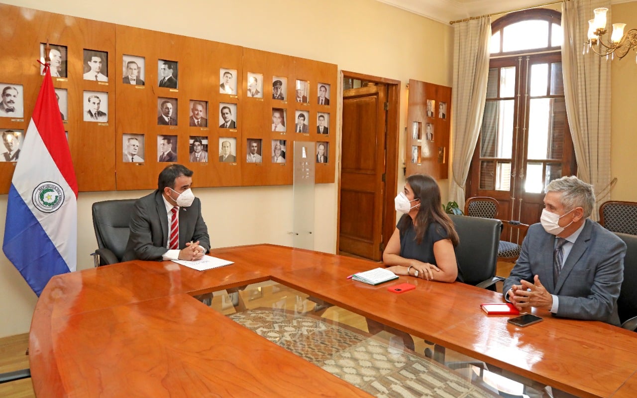 Reunión del ministro de Hacienda y la nueva embajadora de España. Foto: Ministerio de Hacienda.