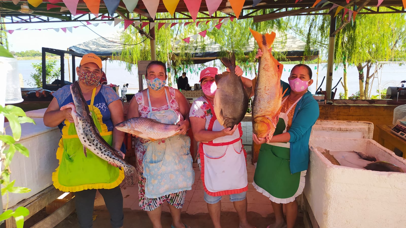 Pescados con precios bajos, tras el aumento del nivel del río. Foto: Osmar Henry, cronista de Unicanal.