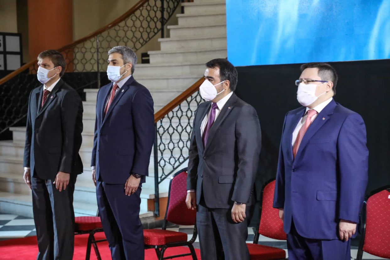 Autoridades del Gobierno presentes en el acto. Foto: Ministerio de Hacienda.