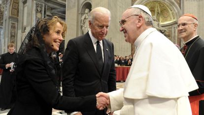 Joe Biden, Jill Biden y el Papa Francisco. Foto: gentileza.