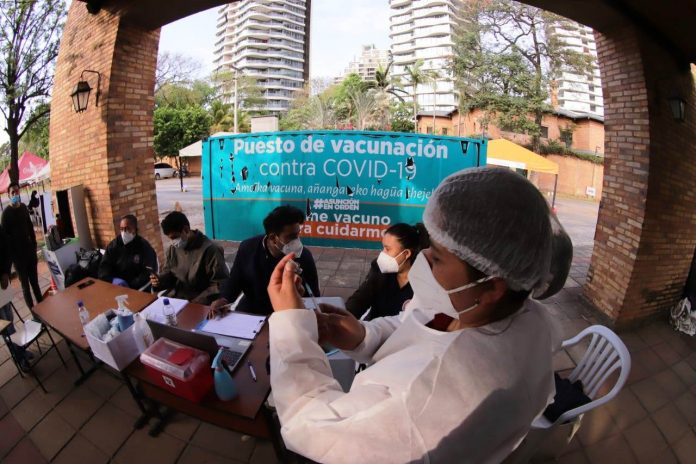 Este fin de semana, vacunarán contra el Covid-19 en barrios y plazas de Asunción y Central. Foto: Salud.