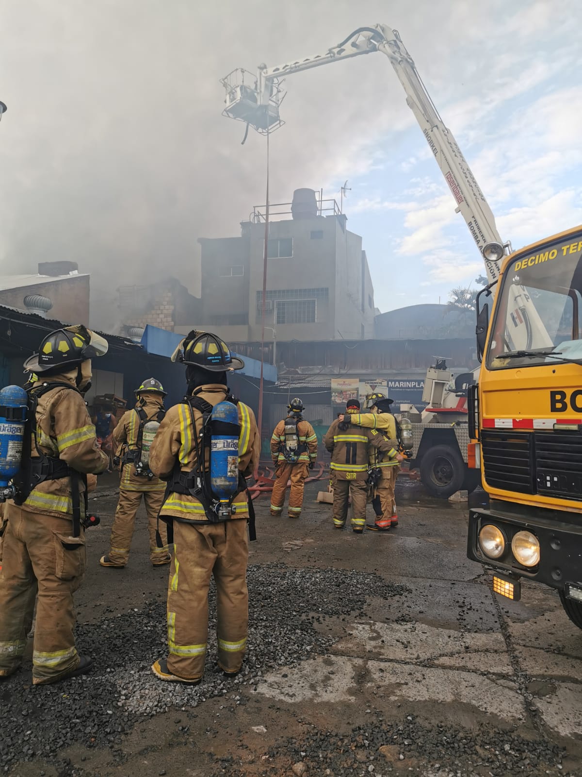 Bomberos logran controlar incendio en el Mercado 4. Foto: CBVP.