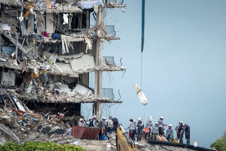 Tragedia en Surfside: vecinos dieron un cheque sorpresa a sobrevivientes. Foto: gentileza.