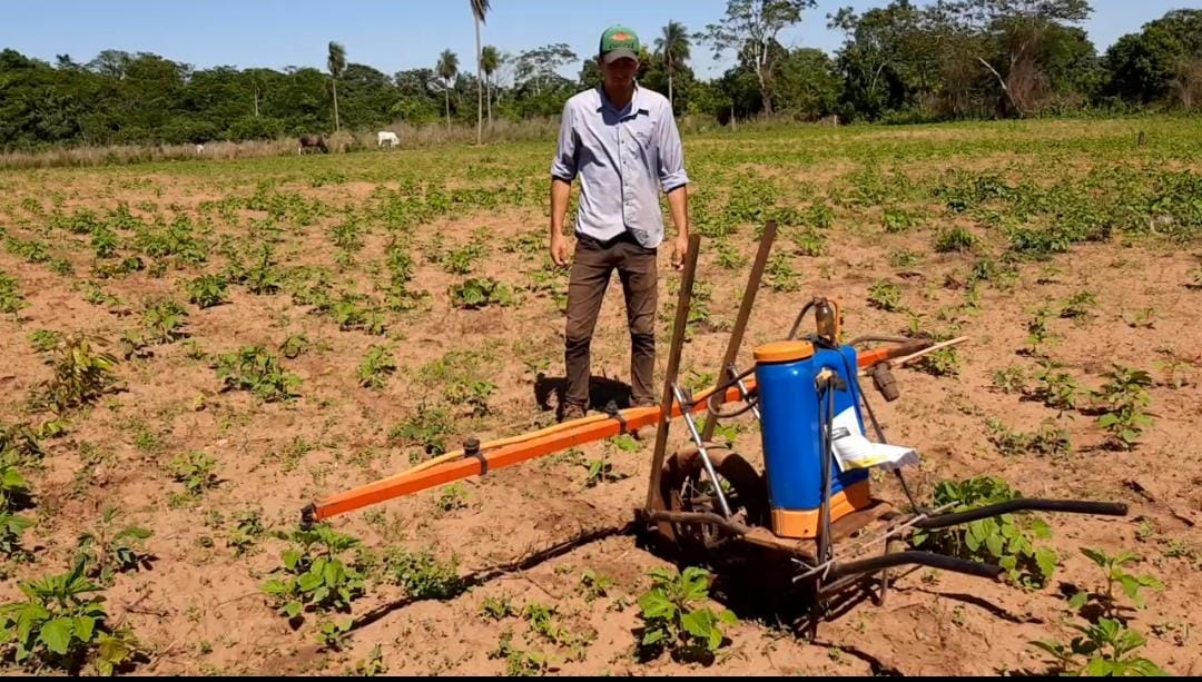 Para facilitar trabajos rurales, joven agrónomo crea carretilla fumigadora. Foto: gentileza.