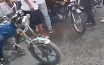 Ecuador: jóvenes pasearon el cadáver de su amigo en una moto