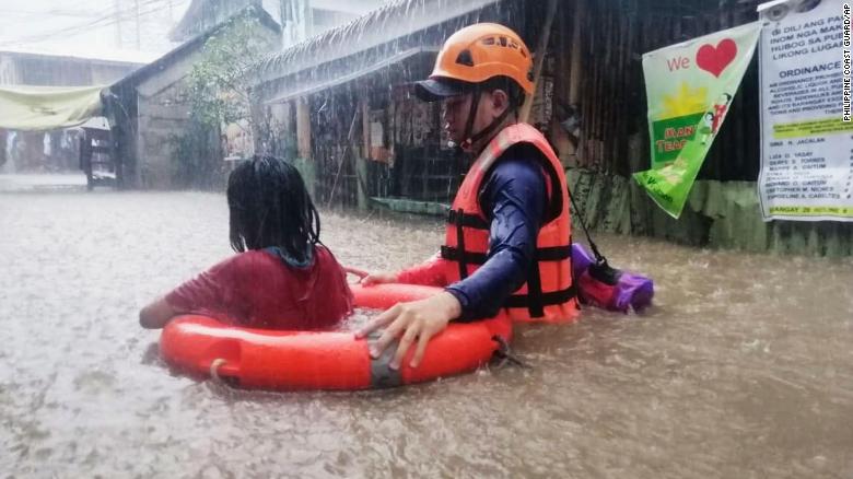 El potente tifón Rai toca Filipinas y evacuan a 45 mil personas. Foto: CNN.