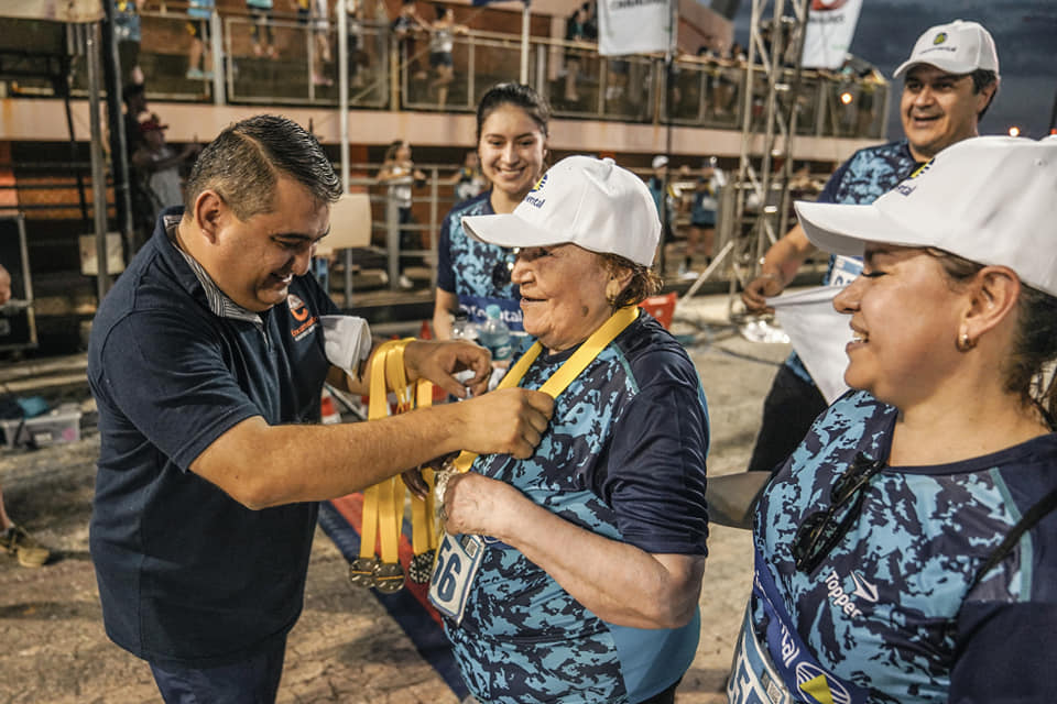 El intendente Luis Yd, haciendo entrega de las medallas en la llegada. Foto: Municipalidad de Encarnación.