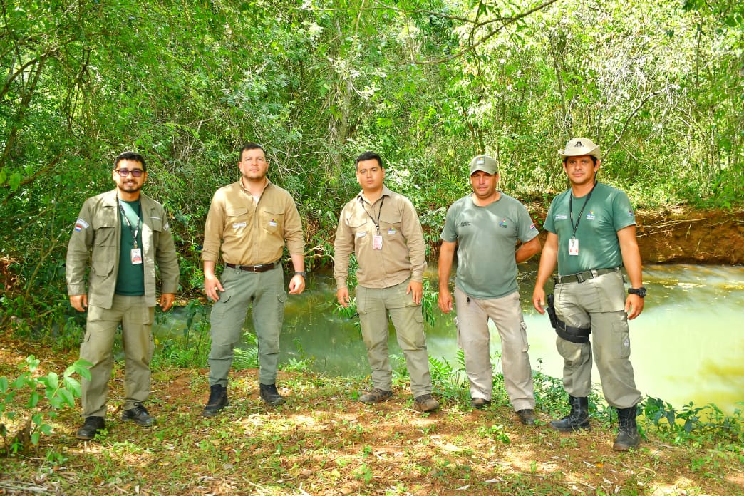 El equipo de la División de Áreas Protegidas de Itaipú, compuesto por guardaparques y técnicos del Centro de Investigación de Animales Silvestres (CIASI),