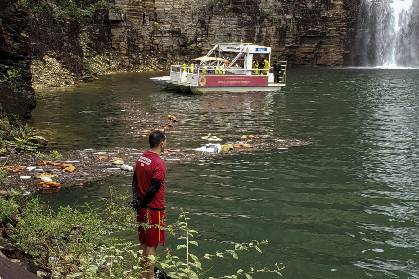 Brasil: sube a 10 el número de muertos tras desprendimiento de rocas en lago