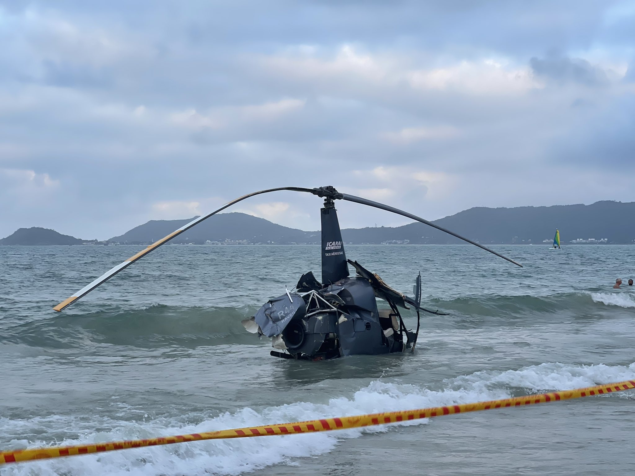 Tres heridos tras estrellarse un helicóptero en una playa de Florianópolis