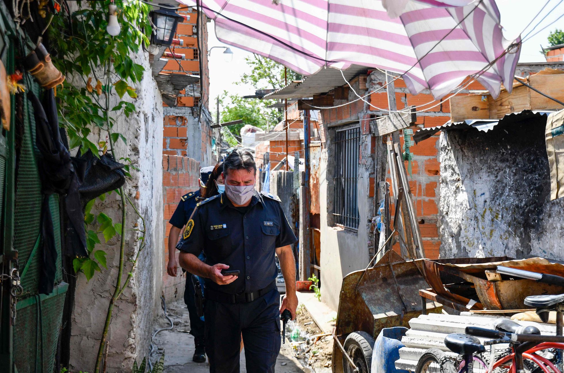 Policías durante el allanamiento a un búnker del asentamiento Puerta 8, en la periferia de Buenos Aires. Foto: AFP.