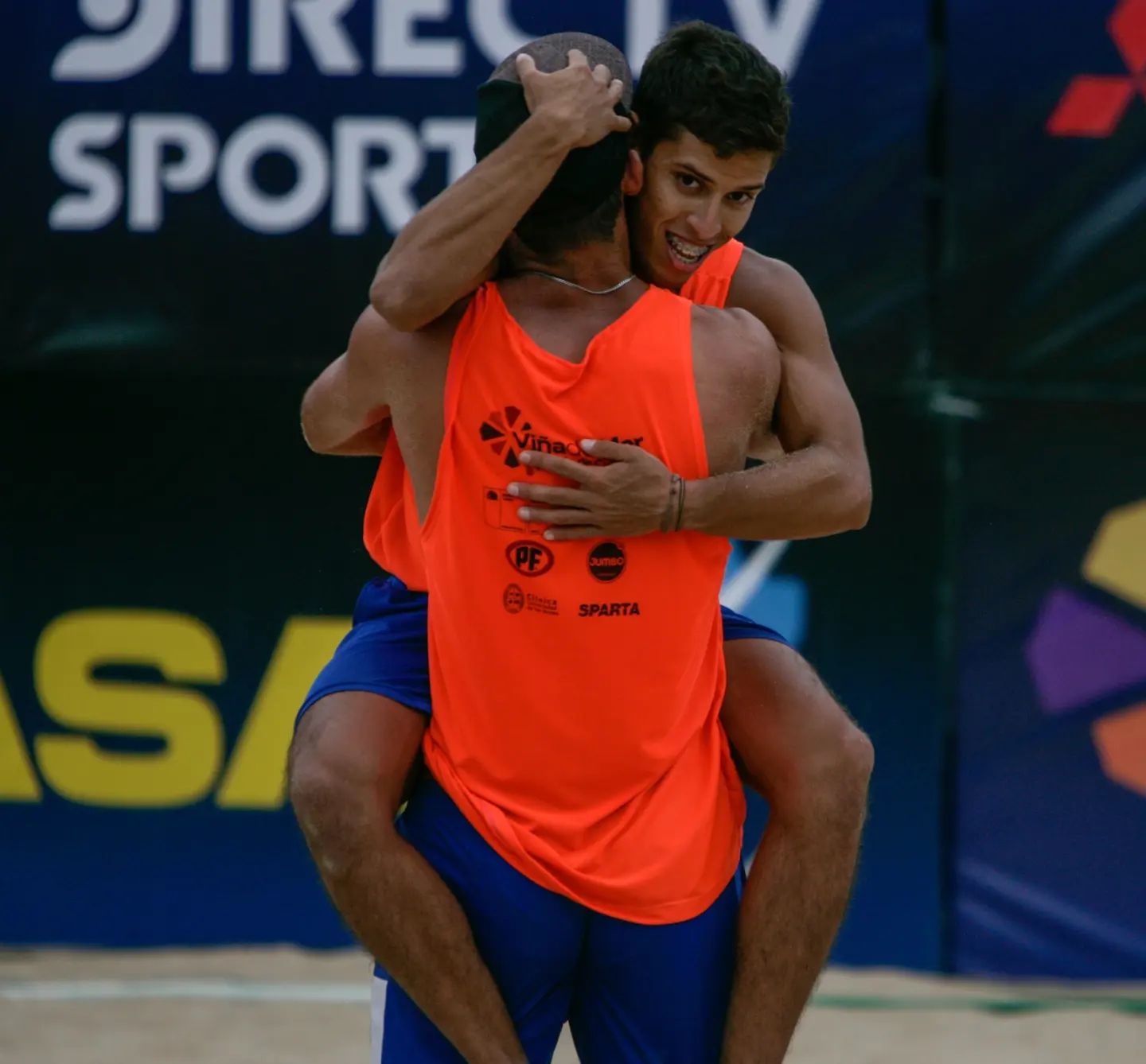 paraguayos Gonzalo Melgarejo y Roger Battilana lograron conquistar la final del Sudamericano de Voleibol 2022 . Foto: gentileza.