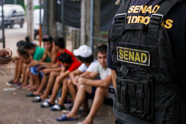 Según datos de la SENAD, el narcotráfico se nutre de la fuerza juvenil en el país. Foto: SENAD.